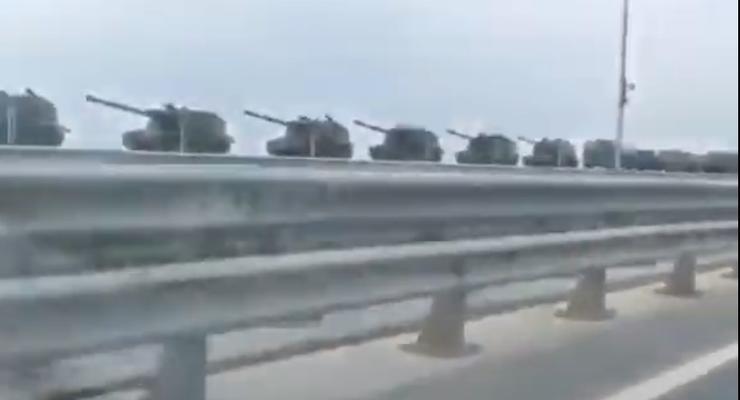 По Крымскому мосту идут эшелоны с бронетехникой: опубликовано видео