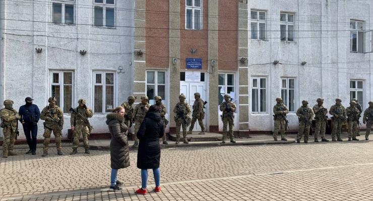 Выборы в Прикарпатье: здание избиркома захватил спецназ СБУ