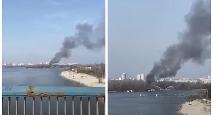 В Киеве крупный пожар: Горят плавучие дачи