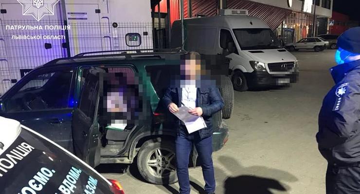 Во Львове копы остановили авто с 14-летней девочкой за рулем