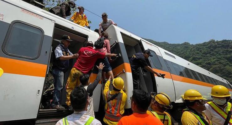 На Тайване в крушении поезда погибли десятки людей