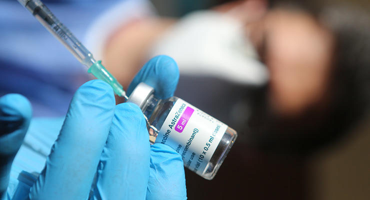 Во Франции два человека скончались от тромбоза после прививки