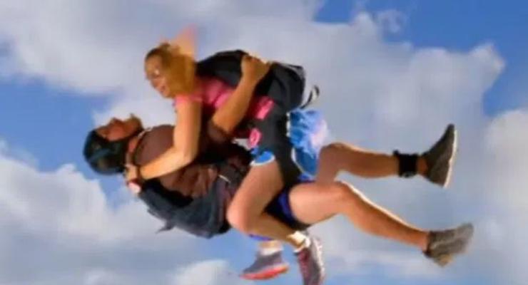 Британская пара чуть не погибла во время секс-прыжка с парашютом