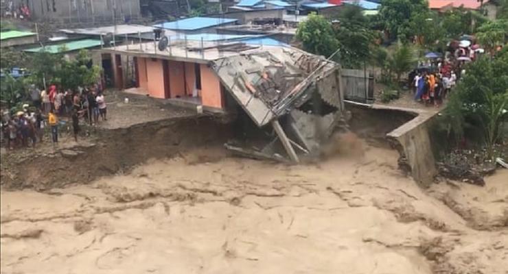 В Индонезии произошло мощное наводнение, погибли более 70 человек