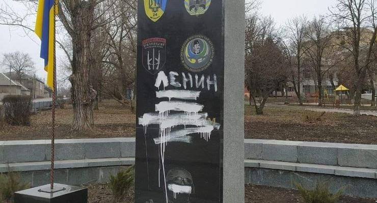 В Лисичанске осквернили памятник освободителям