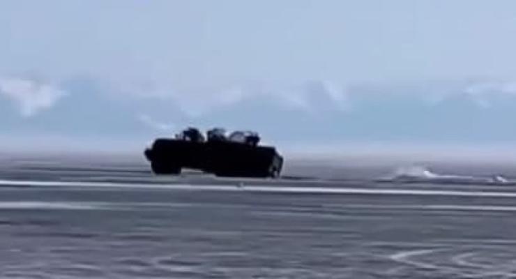 На озере Байкал под лед провалились два грузовика