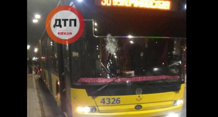 Не хотел везти: в столице троллейбусу разбили стекло