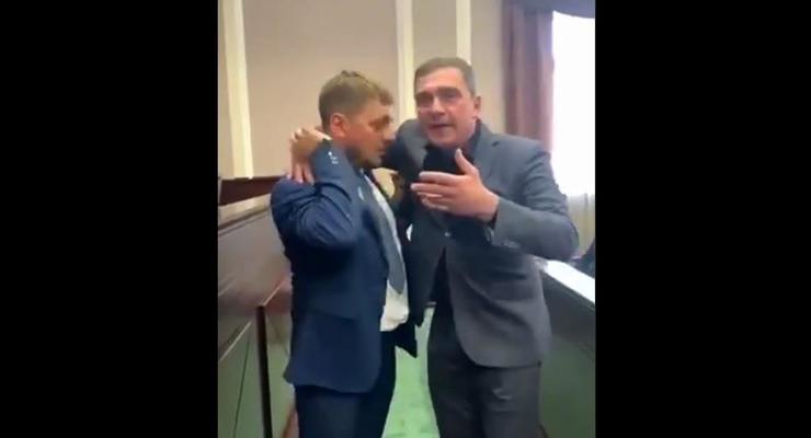 На видео сняли "разборки" депутатов в Киевоблраде