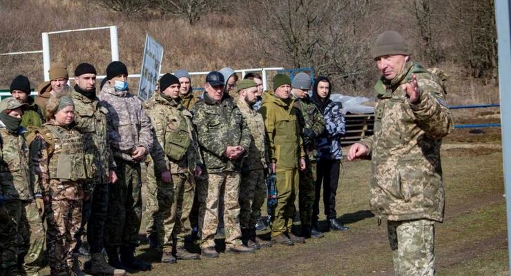 Возле Крыма создают подразделения из тысяч военных