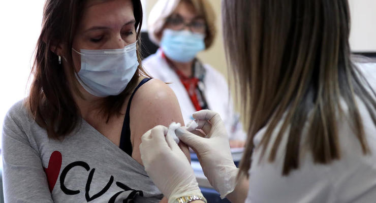 СМИ выяснили число умерших после COVID-вакцинации в России