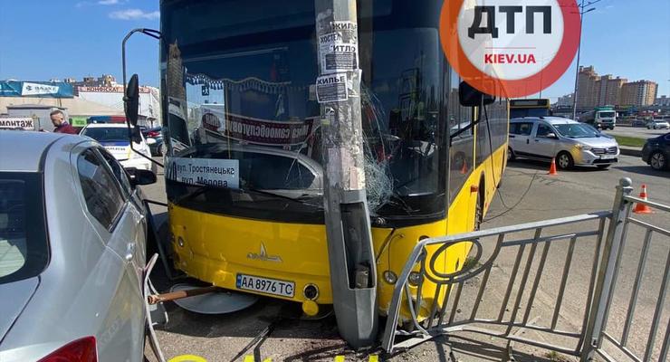 В Киеве ДТП с автобусом: Водитель потерял сознание
