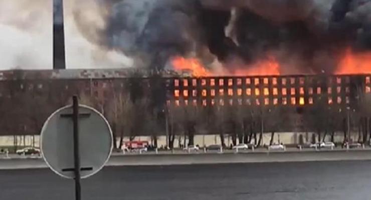 В Петербурге вспыхнул крупный пожар, есть жертвы