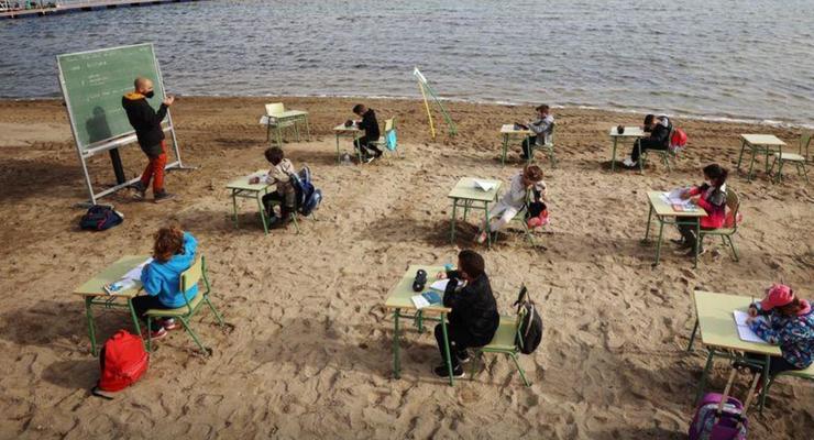 Одна из школ в Испании проводит уроки на пляже