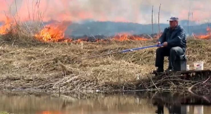 Белорусского рыбака не испугал пожар