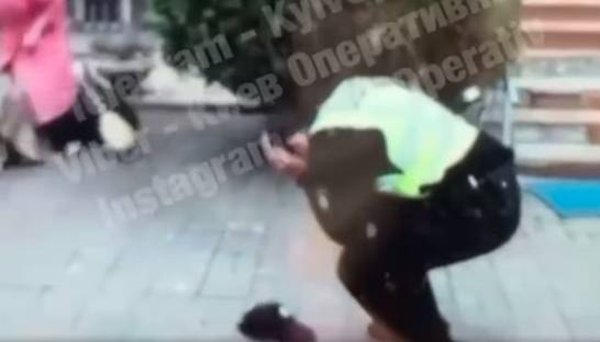 Под Киевом женщина избила полицейского метлой