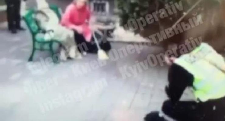 Под Киевом полицейскому дали метлой по голове