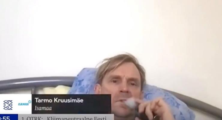 Эстонский депутат поучаствовал в заседании лежа на кровати под музыку