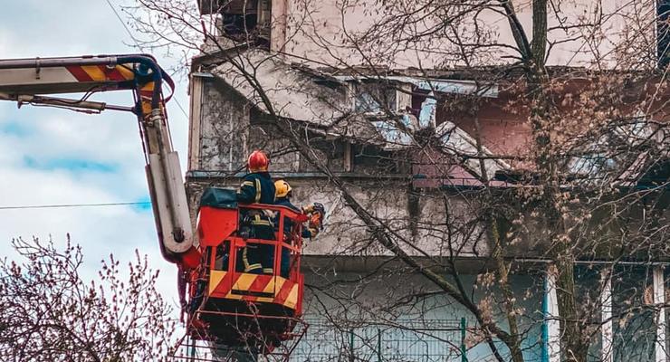 В столице ликвидировали последствия падения балкона