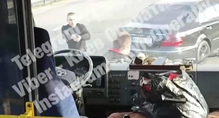 На трассе под Киевом водитель обстрелял маршрутку