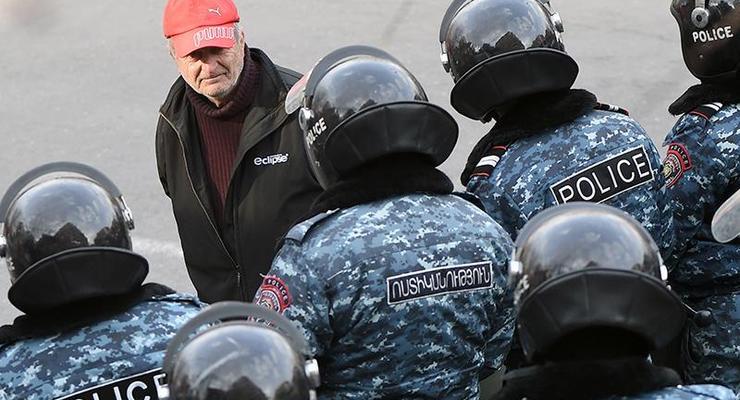 В Армении оппозиционеры приковали себя к дверям здания правительства - СМИ