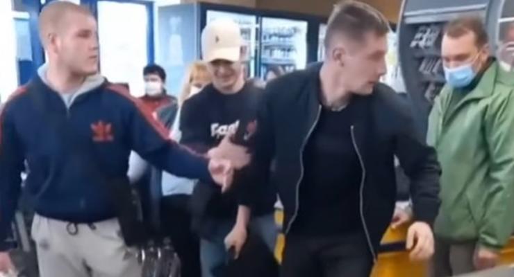 В Запорожье пьяные молодчики подрались с охранником супермаркета