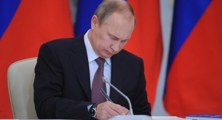 Путин усложнил "недружественным" посольствам набор на работу россиян