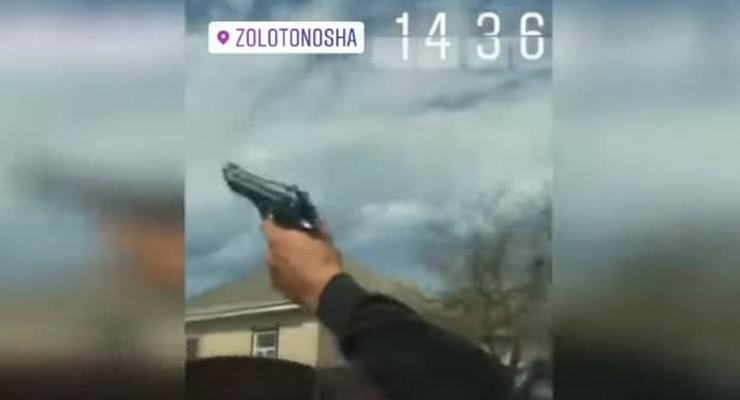 В Золотоноше мужчина устроил стрельбу из авто во время движения