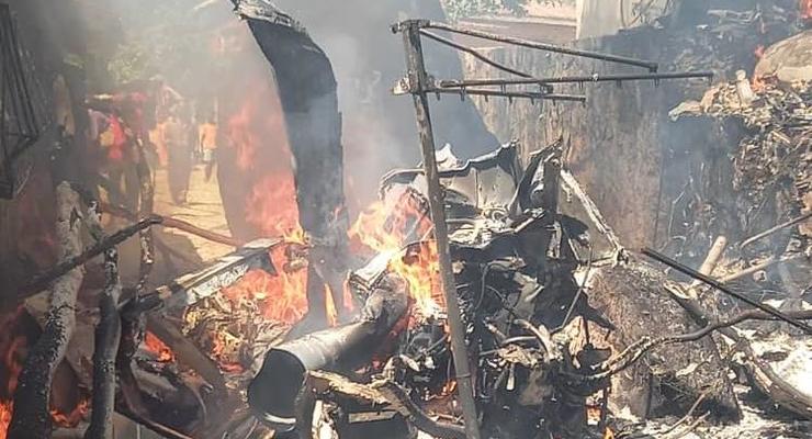 В Зимбабве военный вертолет упал на дом, есть жертвы