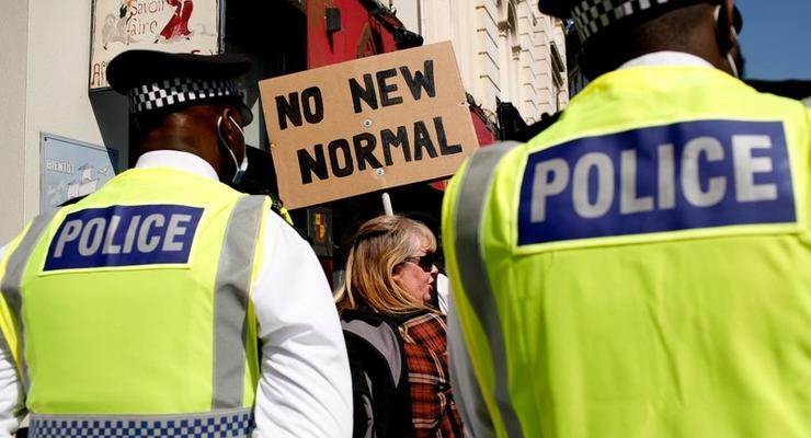 В Лондоне в ходе протестов против ограничений пострадали полицейские
