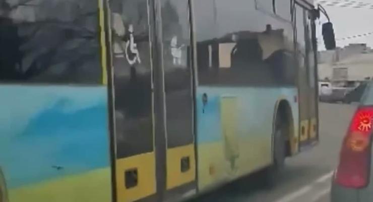 В Киеве автобус ездил по "встречке": Очевидцы сняли видео
