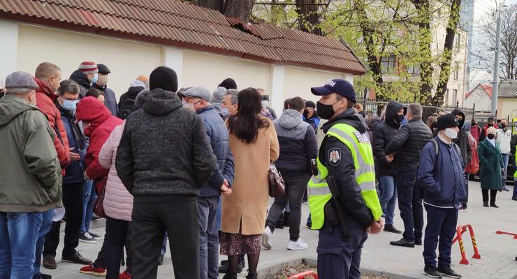 В Молдове протестуют возле Конституционного суда