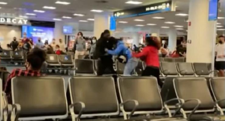 Драку пассажиров в аэропорту Майами сняли на видео