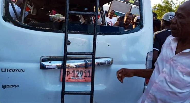 На Гаити при столкновении двух автобусов погиб 21 человек