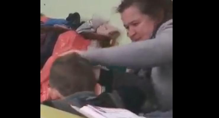 Хватала за волосы и трясла голову: Скандал с учительницей в Закарпатье