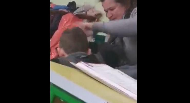 На Закарпатье учитель таскала за волосы ученика
