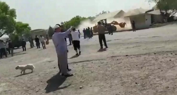 Таджики бульдозерами разрушили дома киргизов