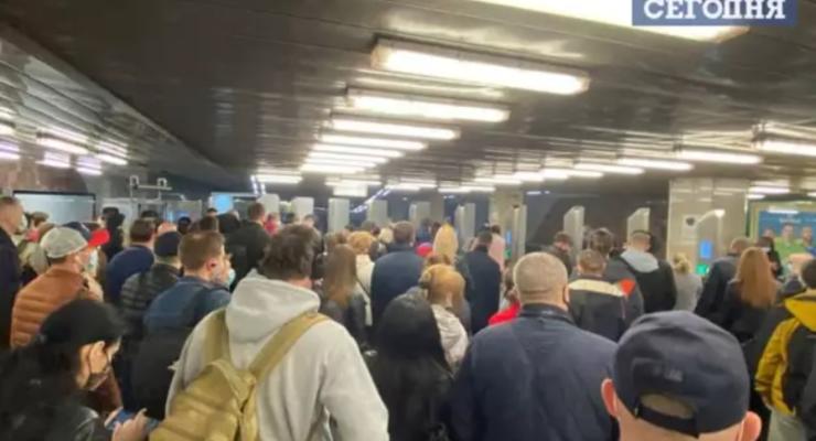 Киевляне “штурмуют” переполненное метро: в столице закончился карантин