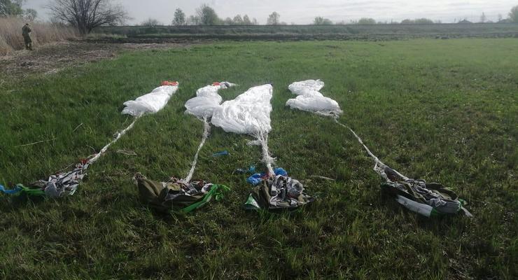 На границе с Россией найдены четыре парашюта, - МВД