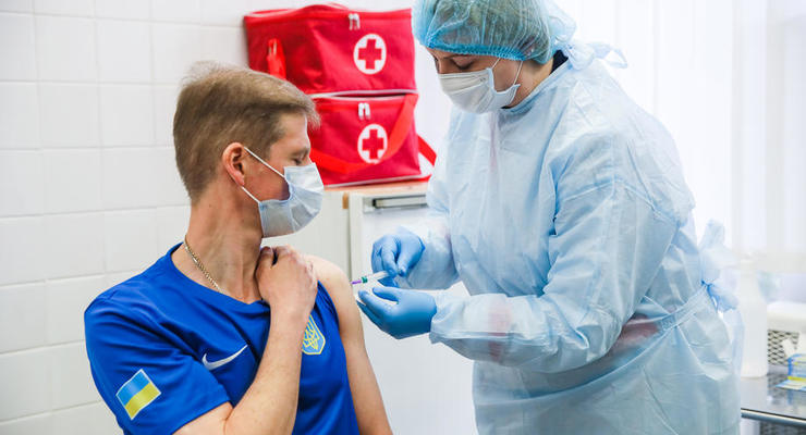 Более 800 тысяч украинцев уже сделали прививки от COVID