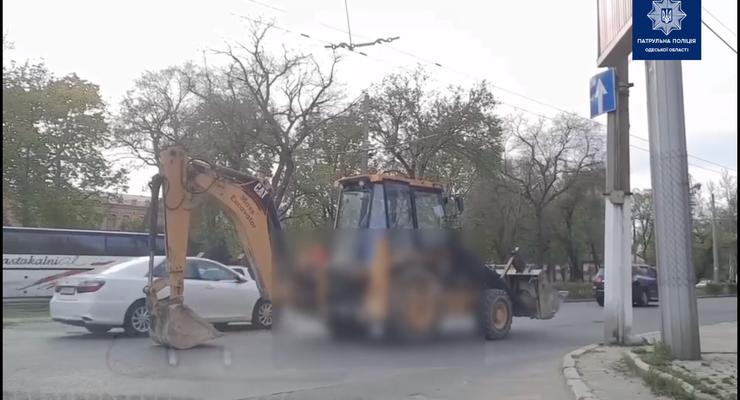 В Одессе трактор "полз" по улице, отталкиваясь ковшом
