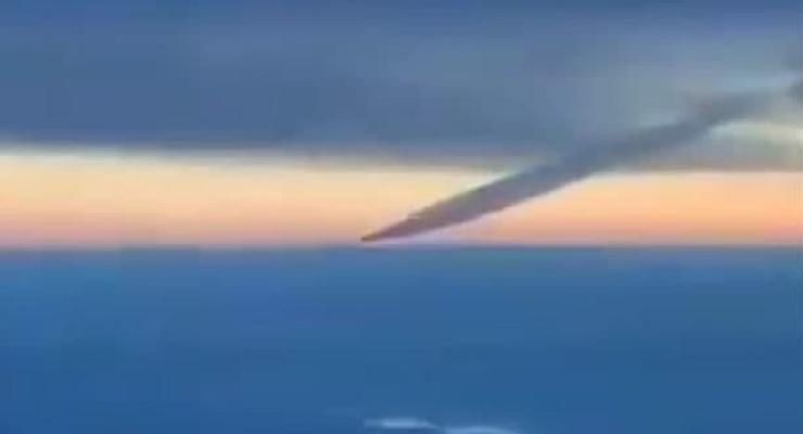 Падение огромной неуправляемой ракеты засняли на видео