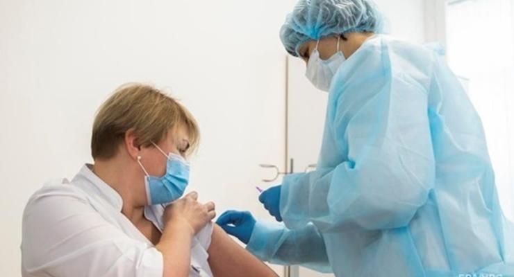 В 11 регионах Украины приостановили вакцинацию