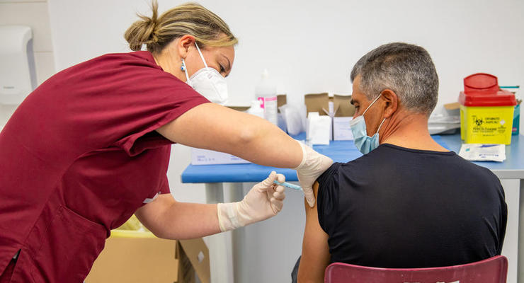Норвегия рекомендовала не прививаться вакцинами AstraZeneca и J&J