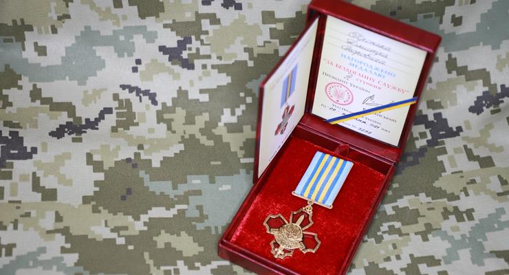 Зеленский наградил медалью пограничника, раненого в консульстве в РФ