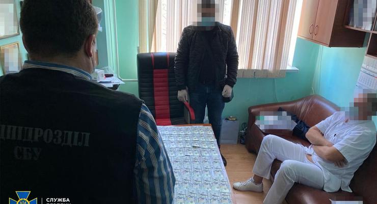 $11 тыс за бесплатную операцию: В Одессе разоблачили врачей-взяточников