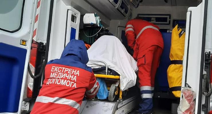 В Киев самолетом эвакуировали трех раненых солдат