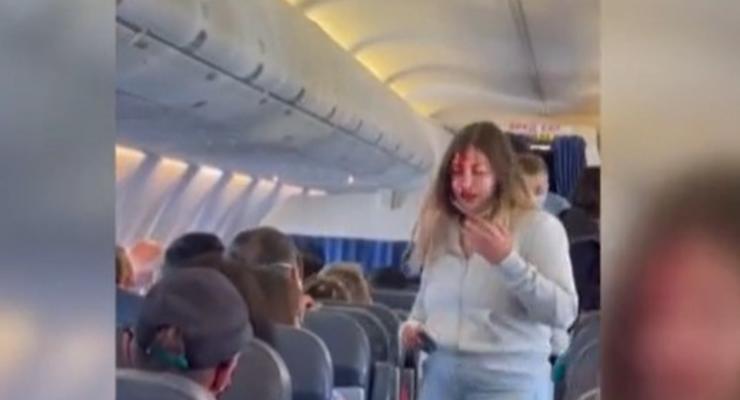 В самолете из Анталии украинская туристка разбила голову другой женщине