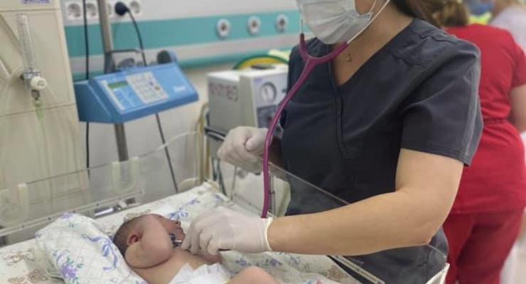 Во Львове врачи вылечили от COVID-19 новорожденную девочку