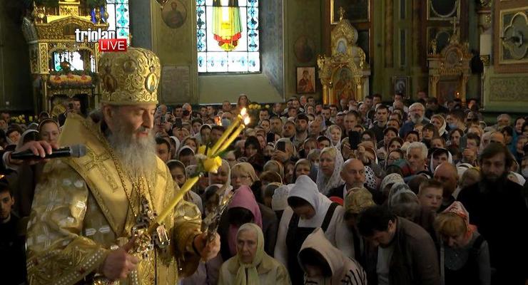 В Харькове провели массовое богослужение в толпе и без масок