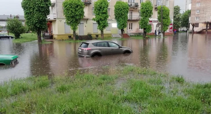 На Львовщине во время бури затопило улицы и подвалы